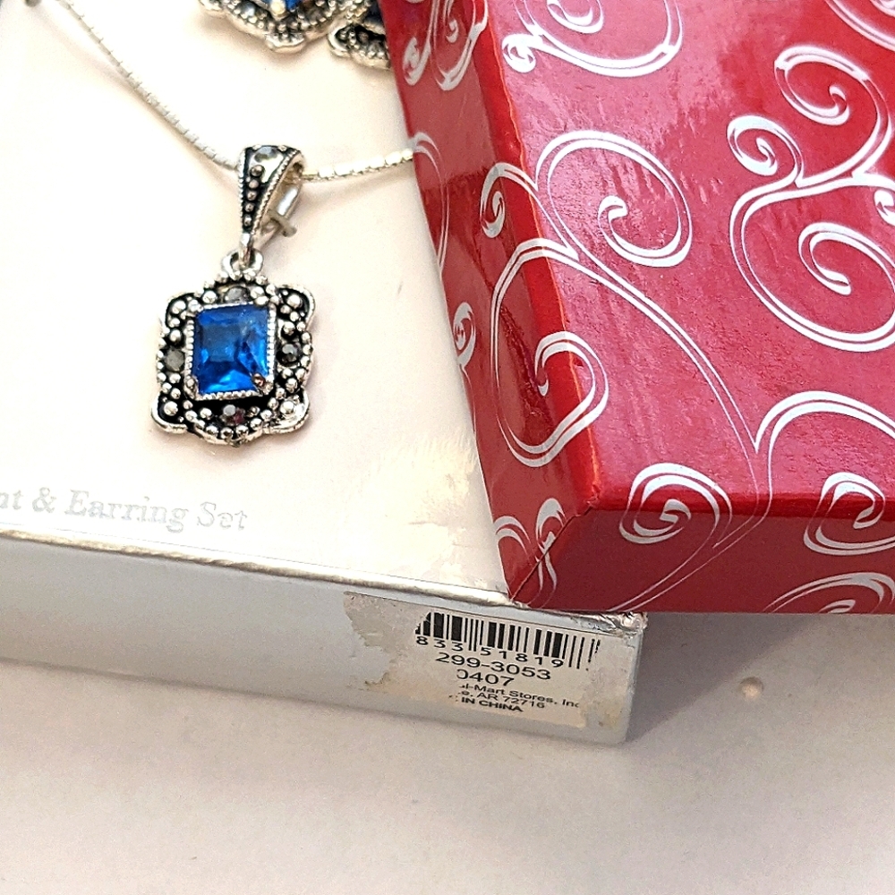 Vintage Inspired NIB Sapphire Color Pendant‎ Necklace with Matching Earrings